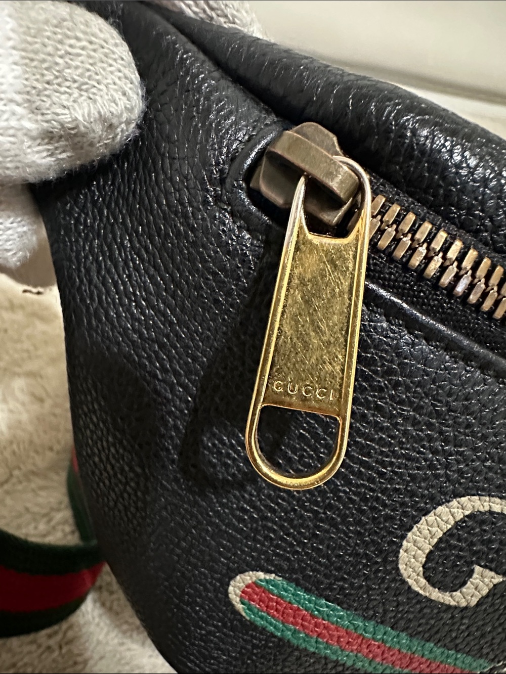 Gucci Black Leather Logo Belt/Crossbody Bag with Sherry Line - Picture 8 of 15